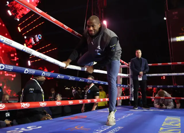 Daniel Dubois smiles as he hoes through the ropes