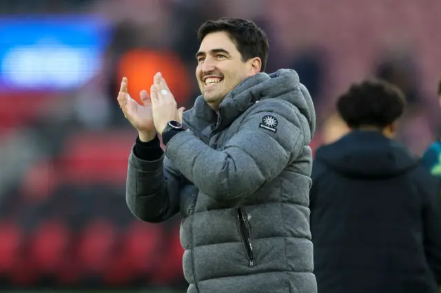 Andoni Iraola clapping