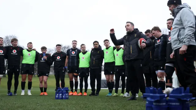 Matt Sherratt talks to Wales players