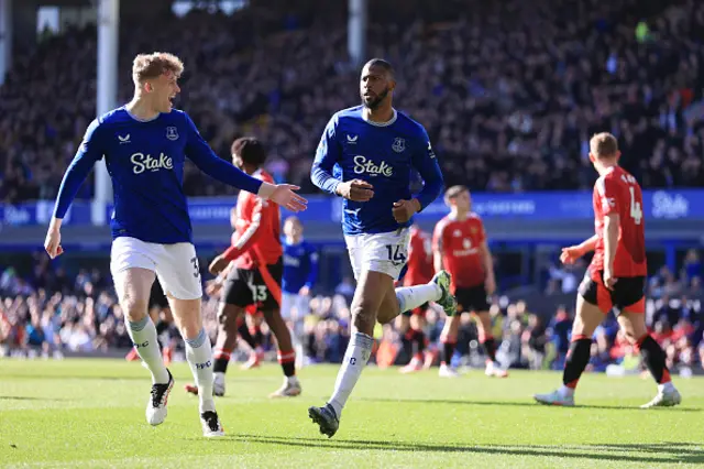 Beto of Everton (R) celebrates with Jarrad Branthwaite