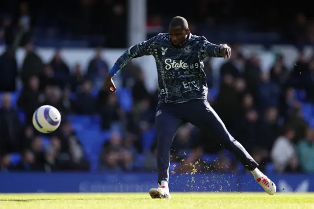 Abdoulaye Doucoure of Everton shoots during his warm up