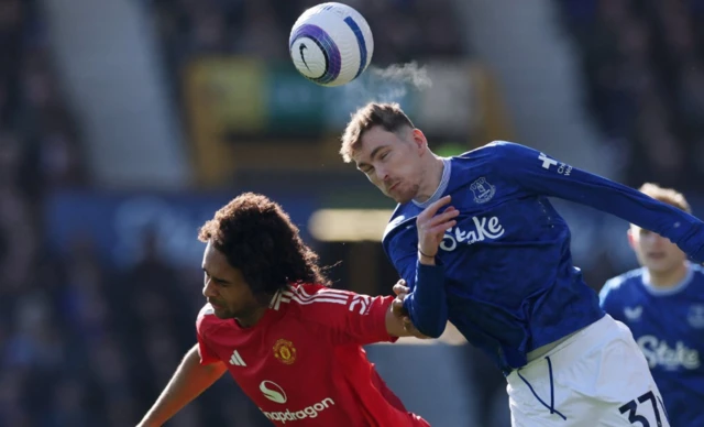 Manchester United's Joshua Zirkzee in action with Everton's James Garner