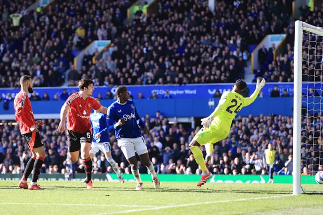 Abdoulaye Doucoure of Everton scores