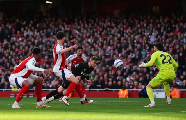 Bowen heads in as Arsenal defenders and keeper watch on