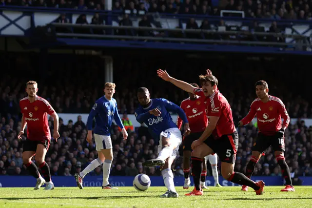 Beto of Everton scores