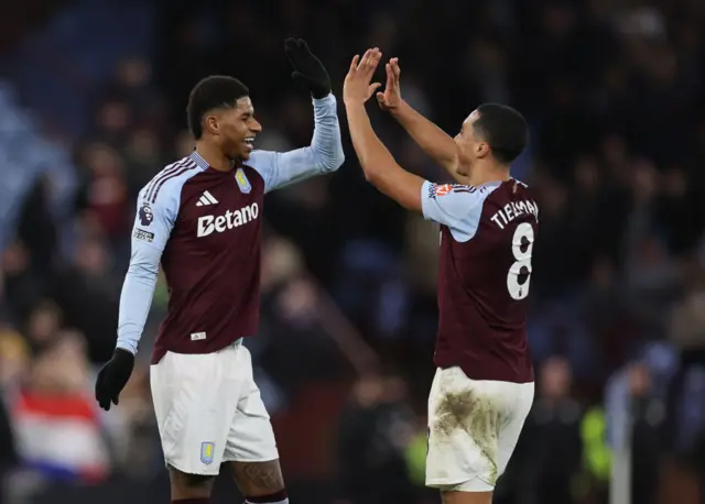 Rashford high fives Tielemans