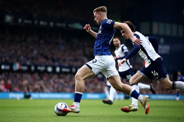 Archie Gray (R) vies with Ipswich Town's English midfielder Liam Delap