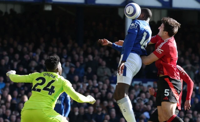 Everton's Abdoulaye Doucoure heads