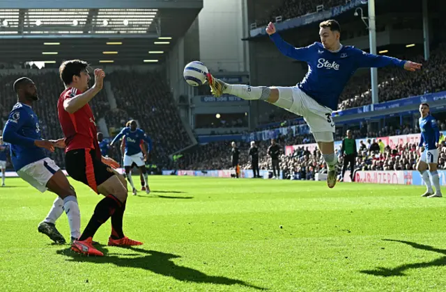 Harry Maguire (2L) reacts