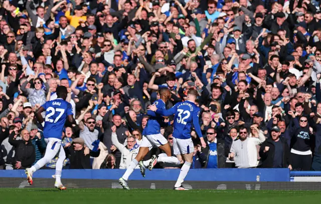 Beto of Everton celebrates