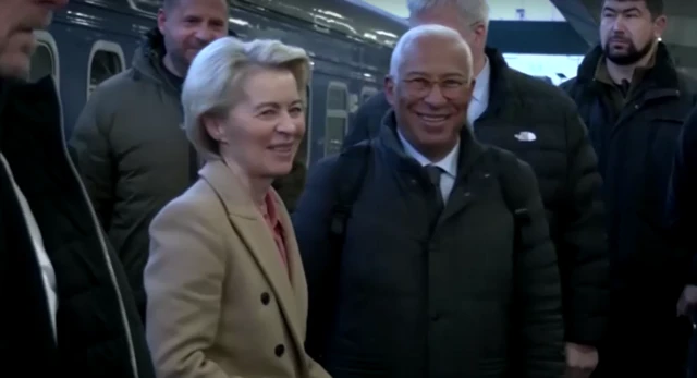 Ursula von der Leyen and Antonio Costa (r) at the Kyiv railway station on 24/2/2025