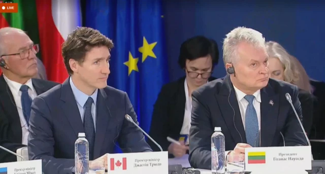 Canada's Justin Trudeau and Lithuania's Gitanas Nausėda at the roundtable