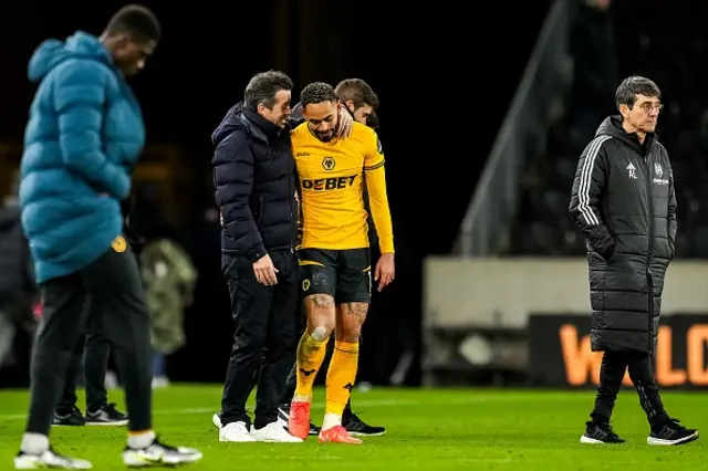 Head coach Marco Silva of Fulham talks with Matheus Cunha