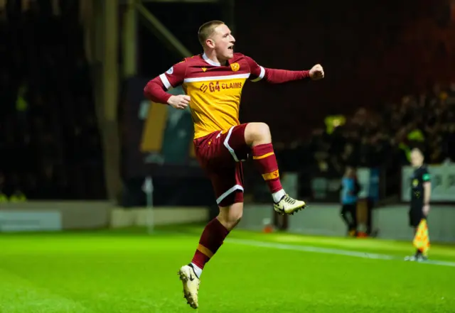 Motherwell lead thanks to a Dan Casey header