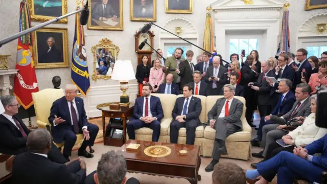 Reporters gather around Starmer and Trump as they make televised remarks during a televised Oval Office meeting. From left to right sitting on two chairs and a couch: Starmer, Trump, VP JD Vance, Marco Rubio and Scott Bessent