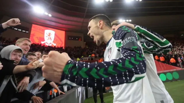 Enzo Le Fee celebrates with the Sunderland fans