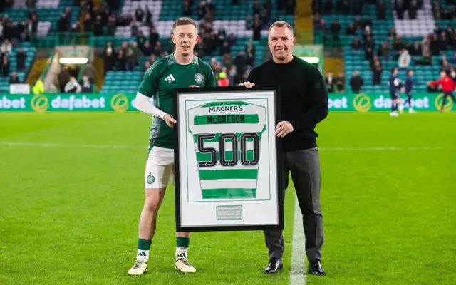 Rodgers presents McGregor with framed shirt