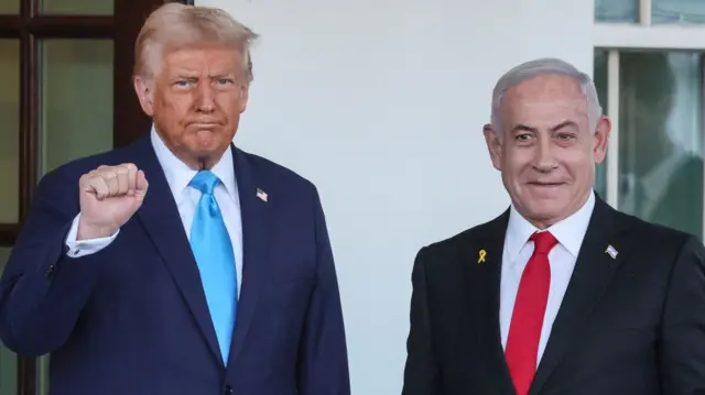 Donald Trump stands next to Benjamin Netanyahu