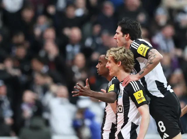 Newcastle players celebrate Isak's goal