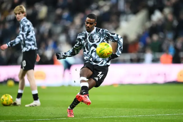 Alexander Isak shoots in the warm up