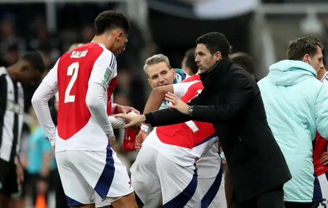 Arteta gives instructions to Saliba