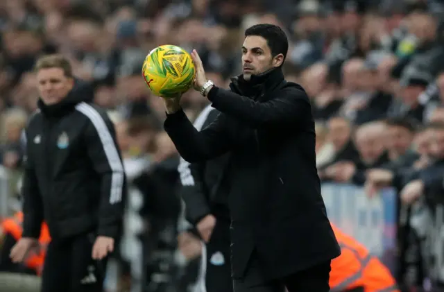 Arteta catches the matchball in his technical area