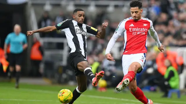 Alexander Isak battles with William Saliba