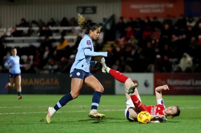 Mary Fowler of Manchester City runs with the ball