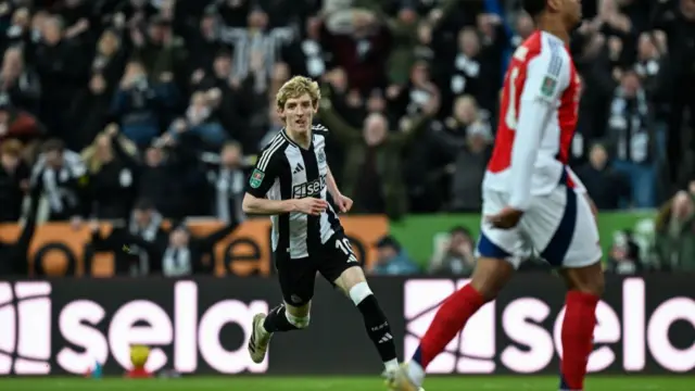 Anthony Gordon celebrates against Arsenal