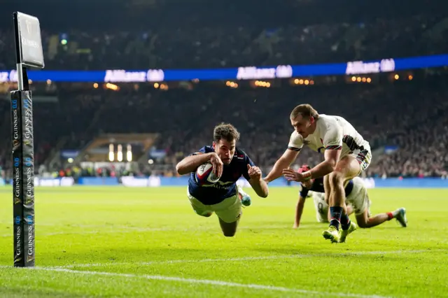 Damian Penaud scoring a try