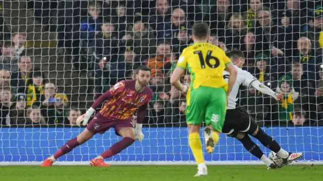 Jerry Yates converts his penalty past Angus Gunn