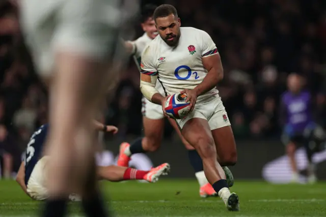 Ollie Lawrence scoring a try