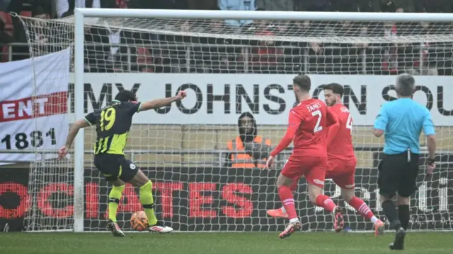 Manchester City's German midfielder Ilkay Gundogan misses a chance