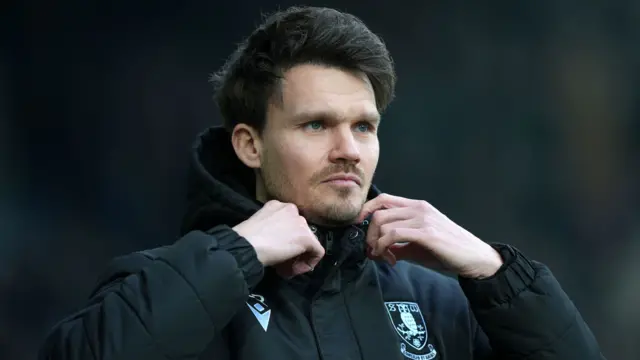 Sheffield Wednesday manager Danny Rohl adjusts the collar on his coat