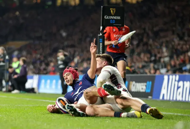 Bielle-Biarrey scoring France's first try