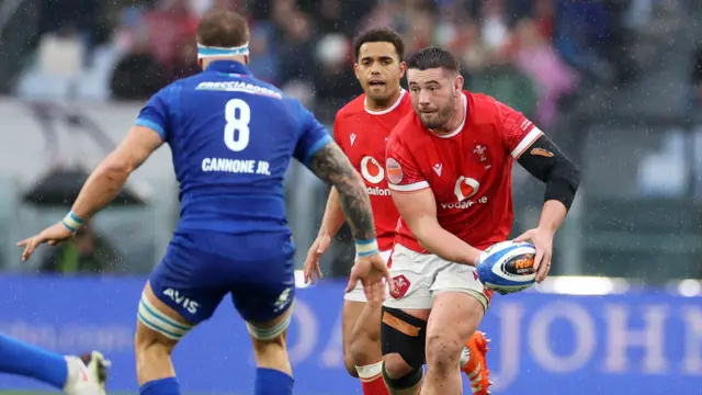 Gareth Thomas carries vs Italy