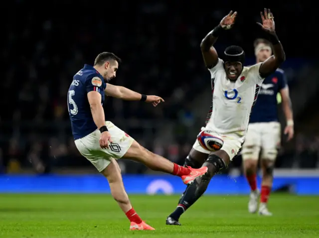 Maro Itoje blocking Thomos Ramos's kick