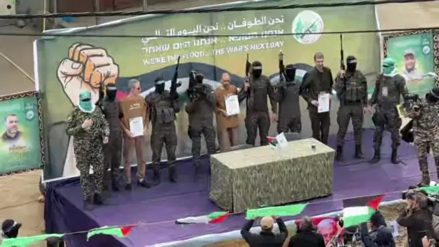 Israeli hostages on stage on Hamas fighters