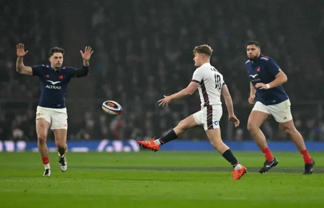 Fin Smith kicking the ball