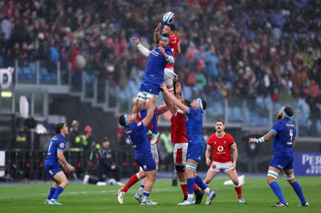 Line-out in Italy v Wales