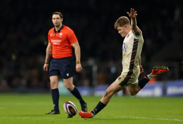 Fin Smith kicking the conversion