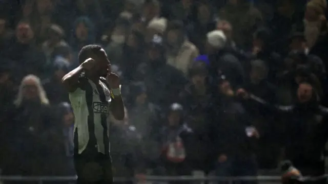 Joe Willock celebrates scoring the team's third goal