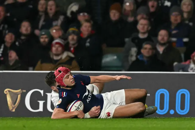 Louis Bielle-Biarrey scoring a try