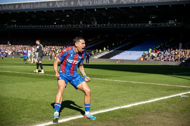 Daniel Munoz of Crystal Palace celebrates