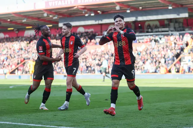 Evanilson of Bournemouth celebrates