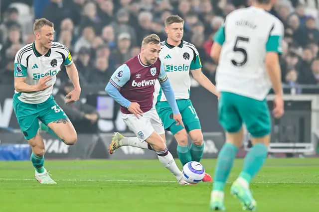 Jarrod Bowen (20 West Ham) goes forward