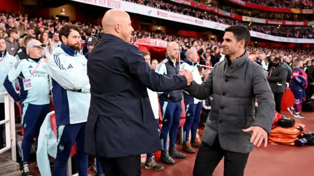 Mikel Arteta shakes hands with Arne Slot