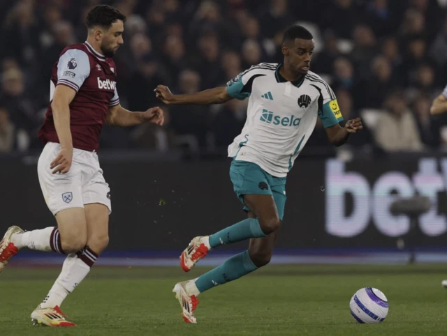 Newcastle United's Alexander Isak in action with West Ham United's Max Kilman