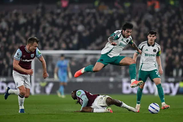 Sandro Tonali of Newcastle United FC (8) avoids challenge
