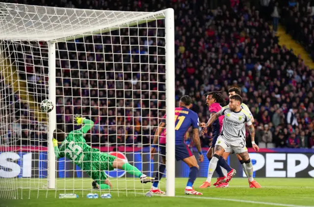 Nicolas Otamendi of SL Benfica scores his team's first goal.